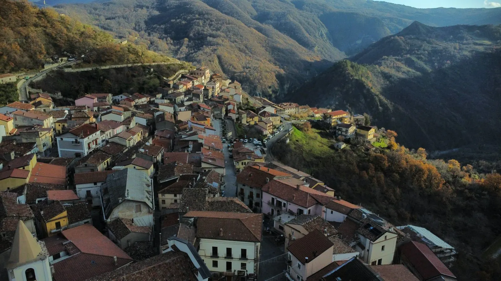 Un paese di montagna visto dall'alto